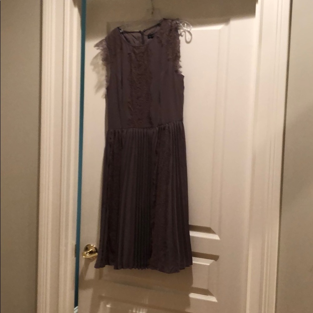 Sleeveless dress with lace